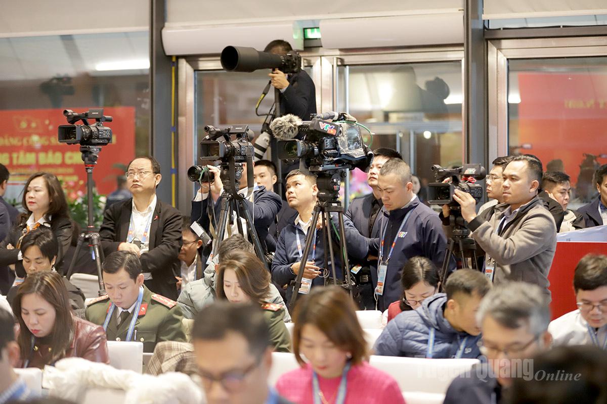 Các phóng viên tại họp báo