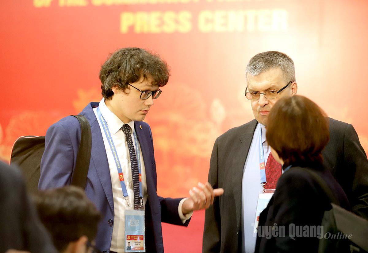  Phóng viên các cơ quan thông tấn, báo chí quốc tế tới dự buổi họp báo