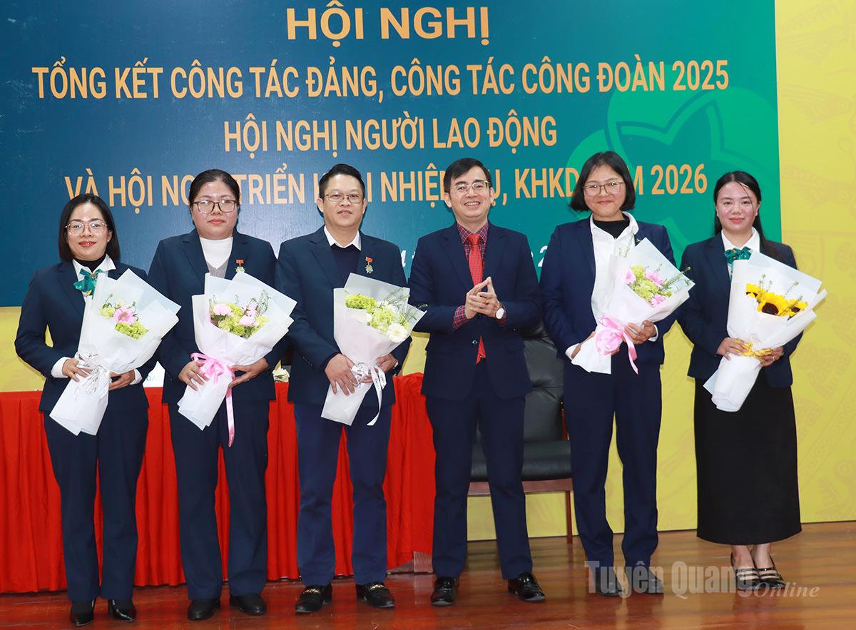 Lãnh đạo Ngân hàng Nhà nước khu vực 4 trao Kỷ niệm chương vì sự nghiệp Ngân hàng Việt Nam cho các cá nhân của BIDV Hà Giang.