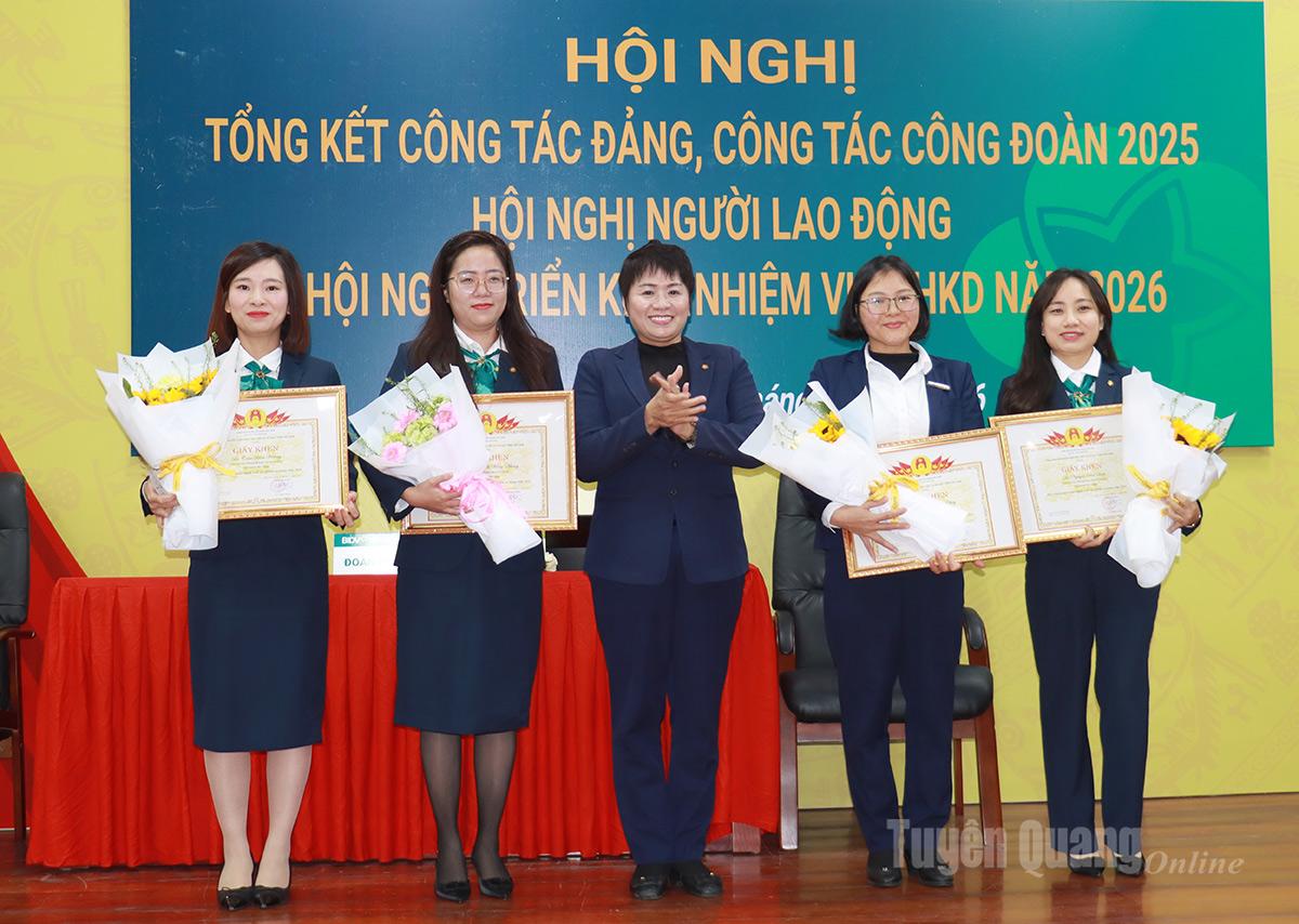  Lãnh đạo BIDV Hà Giang trao Giấy khen của Tổng Giám đốc Ngân hàng TMCP Đầu tư và Phát triển Việt Nam cho các cá nhân.
