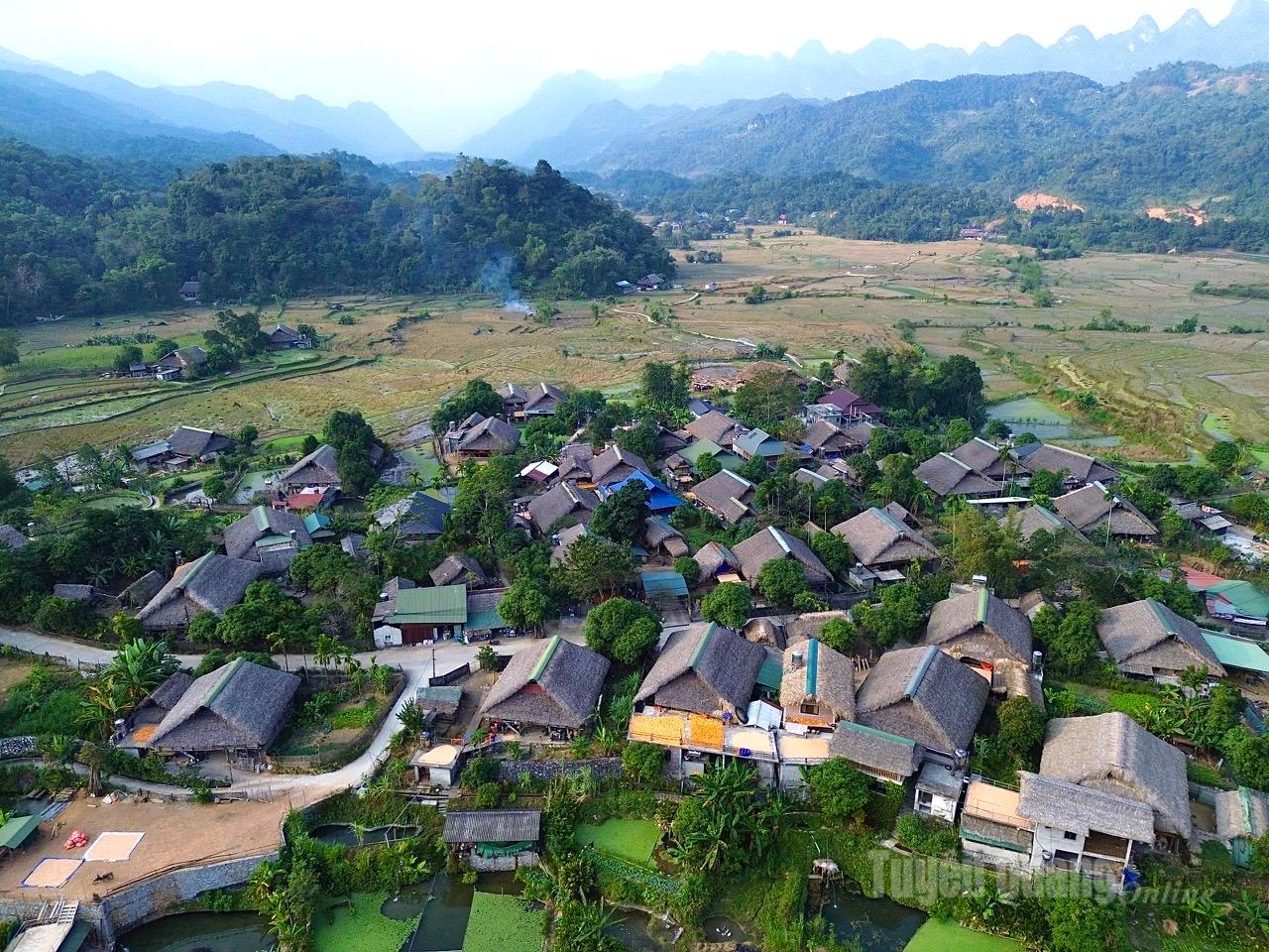 The distinctive feature of the village lies in its traditional stilt houses roofed with palm leaves.