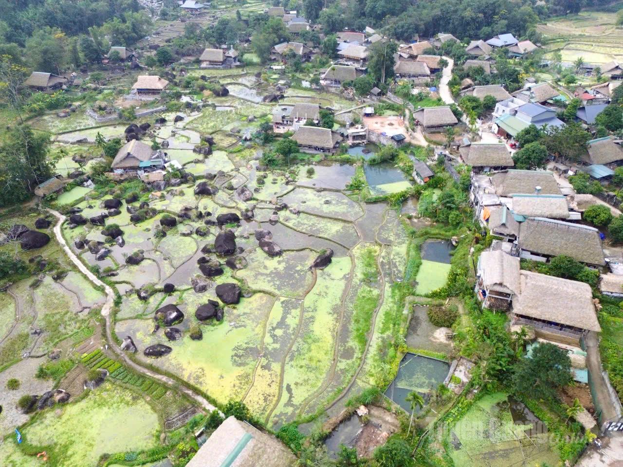 In the cold of winter, Ha Thanh continues to reveal an irresistible charm. 