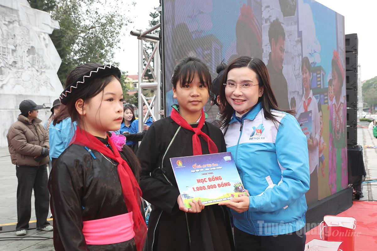 Đồng chí Nguyễn Phạm Duy Trang, Bí thư Ban Chấp hành Trung ương Đoàn, Chủ tịch Hội đồng Đội Trung ương trao học bổng và quà Tết cho thiếu nhi.