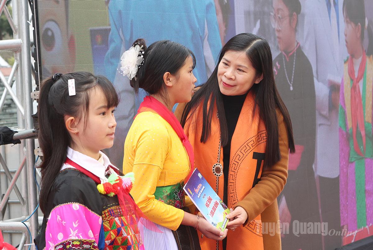 Đồng chí Lê Thị Thanh Trà, Ủy viên Ban Chấp hành Đảng bộ tỉnh, Phó Chủ tịch HĐND tỉnh trao học bổng và quà Tết cho thiếu nhi.