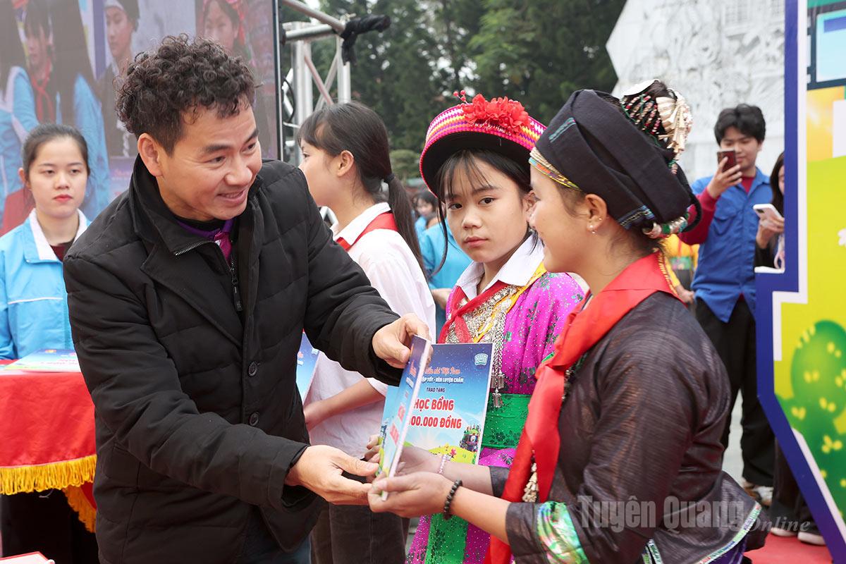 NSND Nguyễn Xuân Bắc, Cục trưởng Cục Nghệ thuật biểu diễn, Bộ Văn hóa, Thể thao và Du lịch trao học bổng và quà Tết cho thiếu nhi.