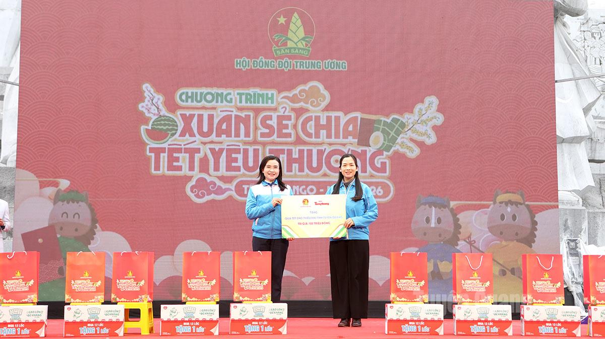 Đồng chí Nguyễn Phạm Duy Trang, Bí thư Ban Chấp hành Trung ương Đoàn, Chủ tịch Hội đồng Đội Trung ương trao biển tượng trưng quà Tết thiếu nhi cho lãnh đạo Tỉnh đoàn Tuyên Quang.