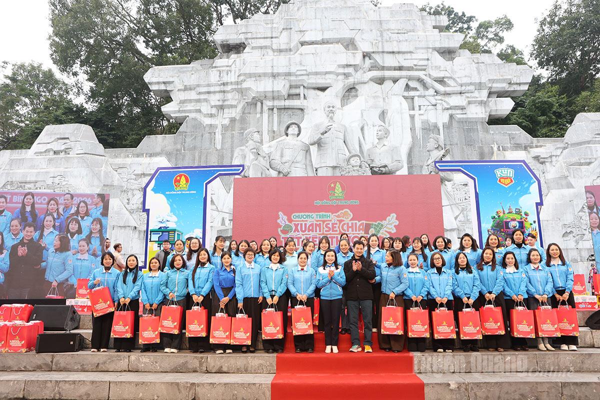 Lãnh đạo Trung ương Đoàn và đại biểu tặng quà Tết cho giáo viên làm Tổng phụ trách Đội trên địa bàn tỉnh.