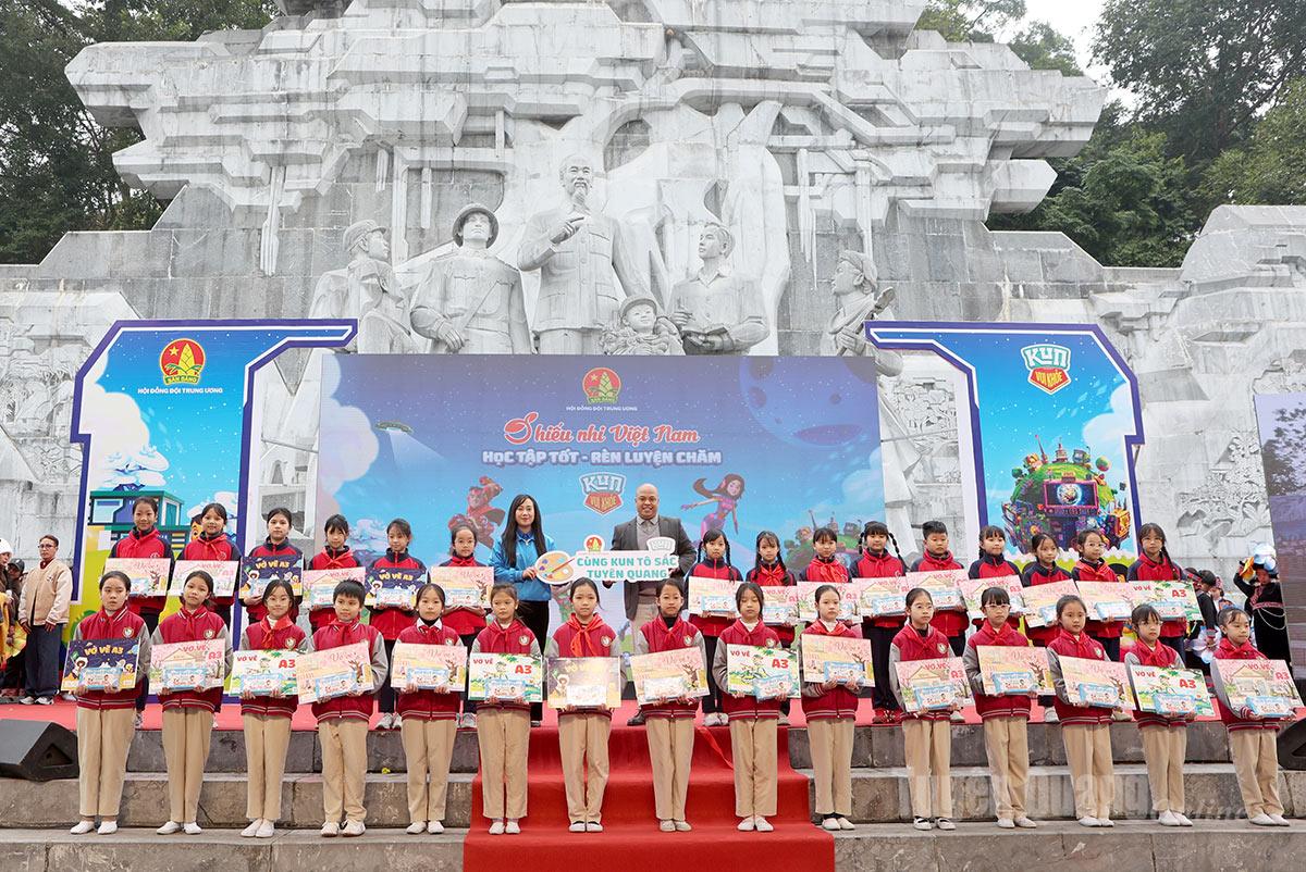 Lãnh đạo Tỉnh đoàn và đại biểu trao tặng giấy, bút và phát động cuộc thi vẽ tranh.