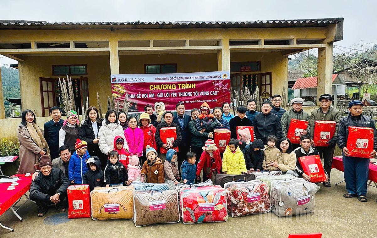 Đại diện Ngân hàng Nông nghiệp và Phát triển nông thôn chi nhánh Tuyên Quang tặng quà cho điểm trường Mầm non thôn Phia Chang xã Hồng Thái.