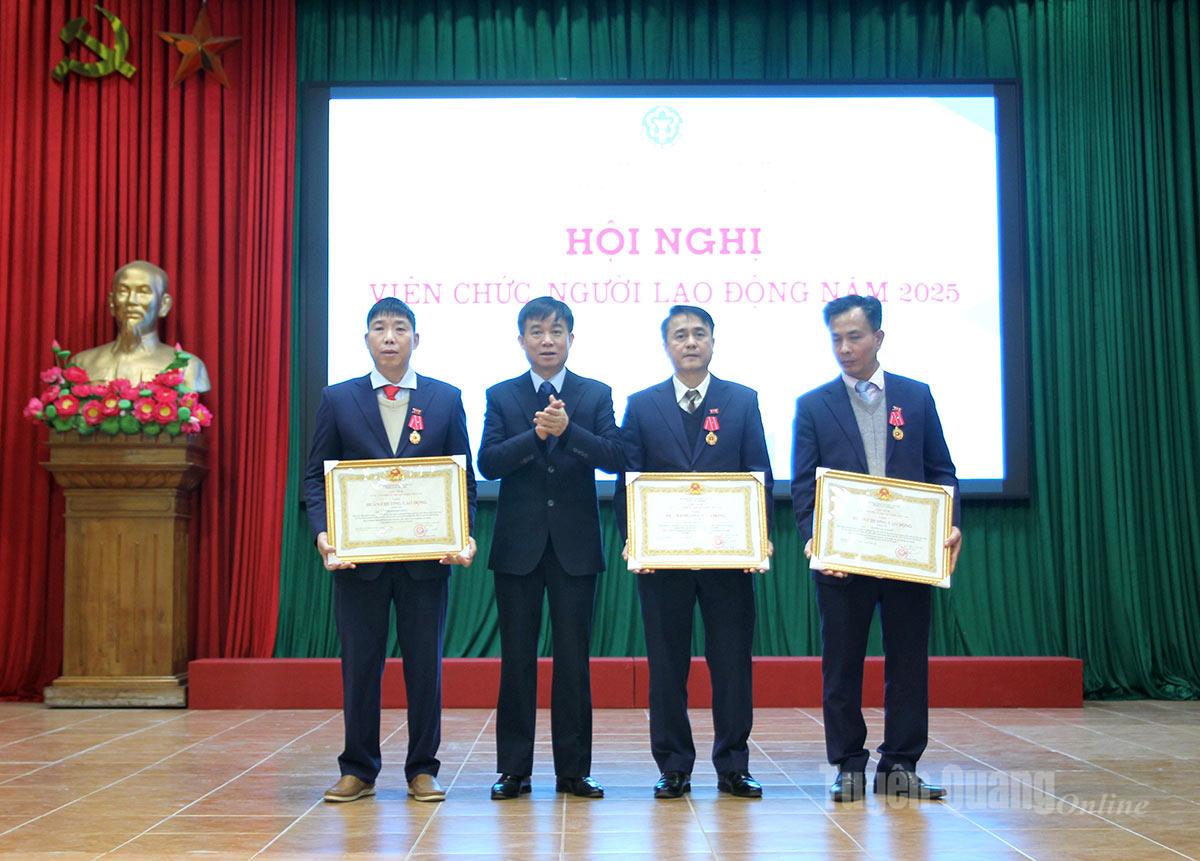 Thừa ủy quyền của Chủ tịch nước, đồng chí Giám đốc BHXH tỉnh trao Huân chương Lao động hạng Ba cho 3 cá nhân có thành tích xuất sắc.