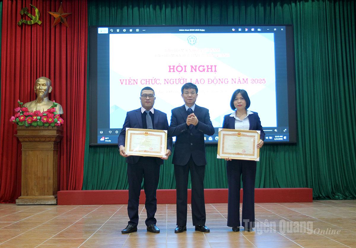 Thừa ủy quyền của Thủ tướng Chính phủ, Giám đốc BHXH tỉnh Phạm Thái Sơn trao Bằng khen cho các cá nhân có thành tích xuất sắc trong công tác.