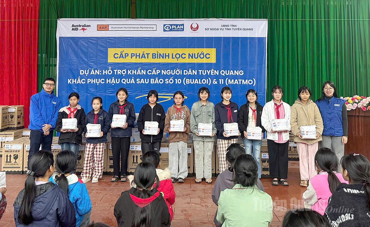 Chương trình trao tặng gói đồ dùng cá nhân dành cho phụ nữ tại xã Tân Quang