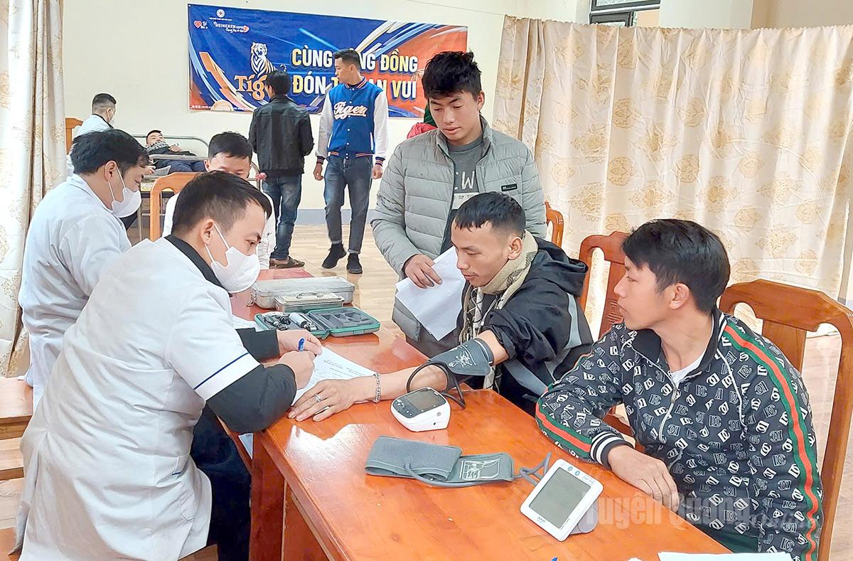 Người dân xã Du Già được khám bệnh miễn phí.