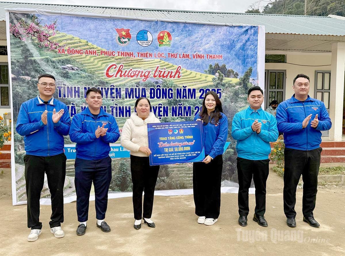 Các xã của Hà Nội trao biển tượng trưng cho điểm trường Mầm non Khau Lang, xã Kiến Thiết.