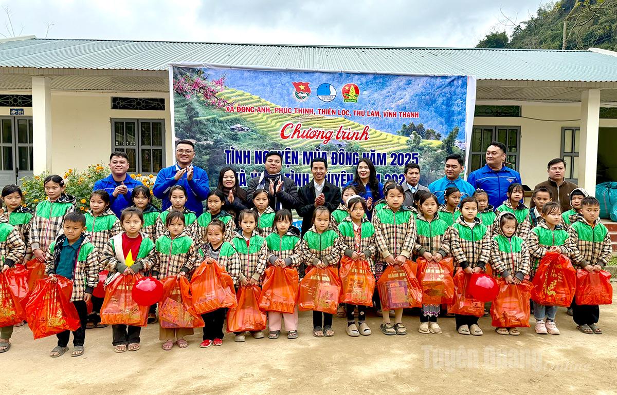 Các xã tặng quà cho các em học sinh tại điểm trường Nặm Pó, xã Kiến Thiết.