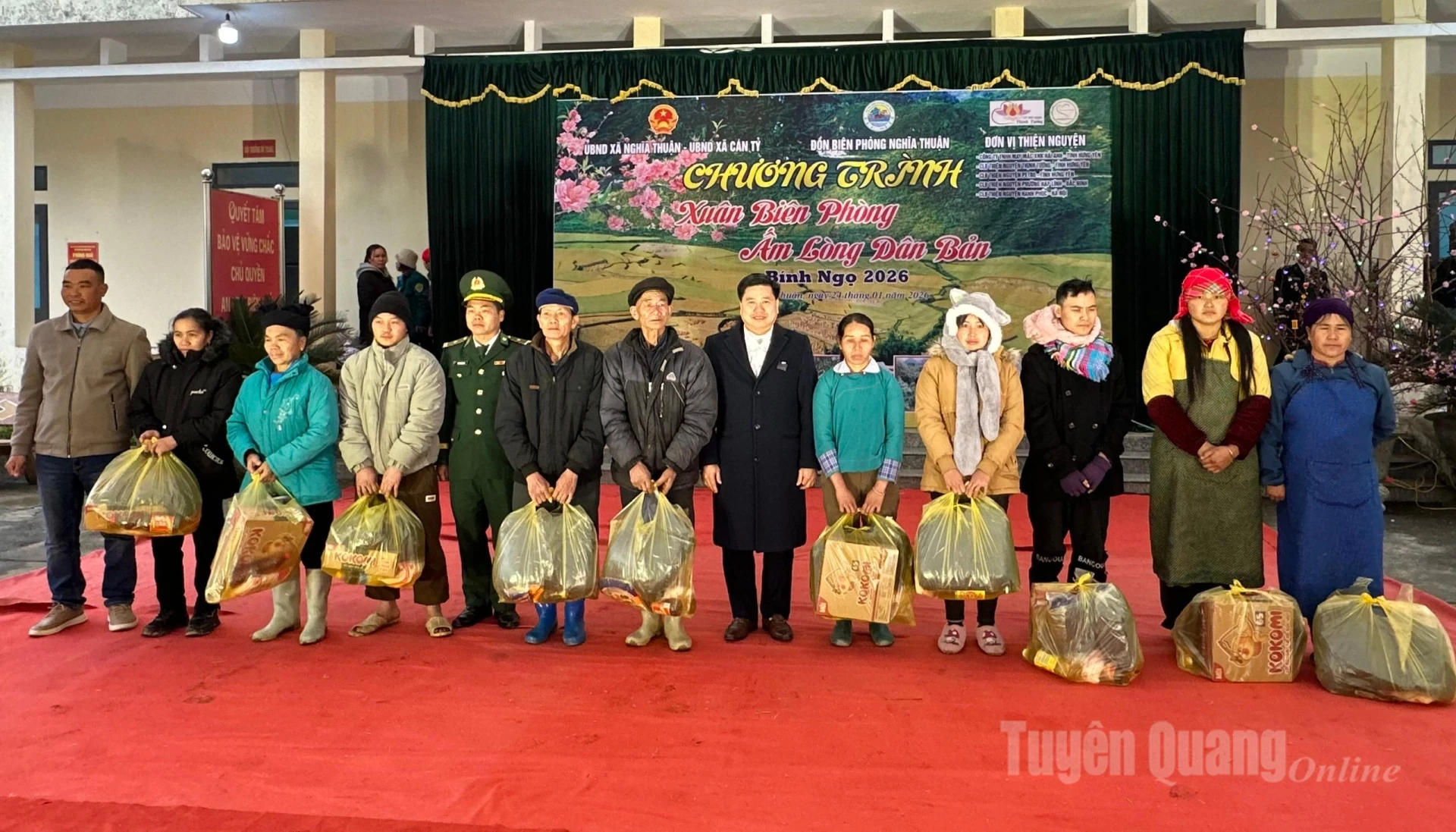 Lãnh đạo xã Nghĩa Thuận, Đồn Biên phòng và các nhà hảo tâm tặng quà cho các hộ gia đình.