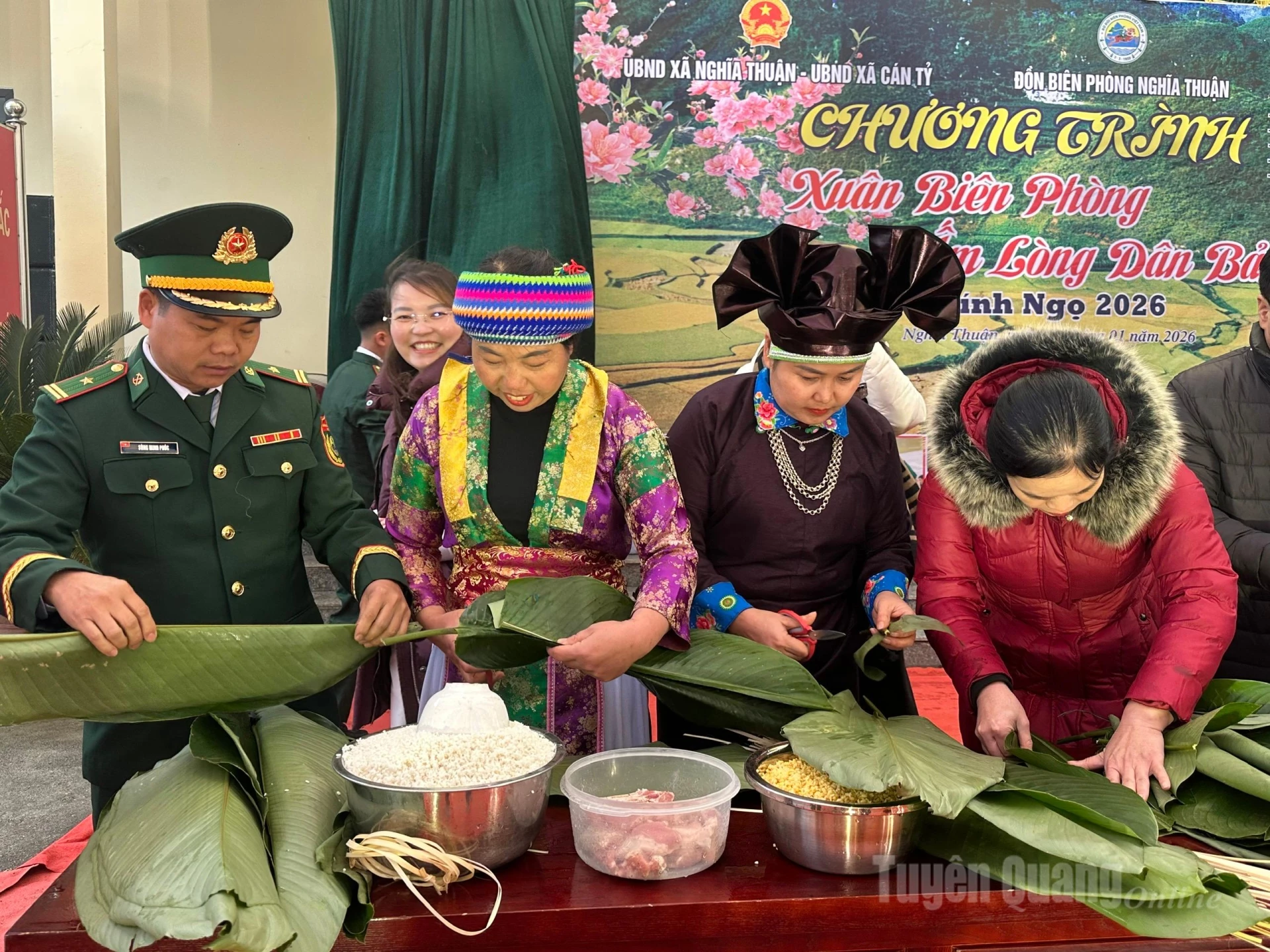 Thi gói bánh chưng tại chương trình.