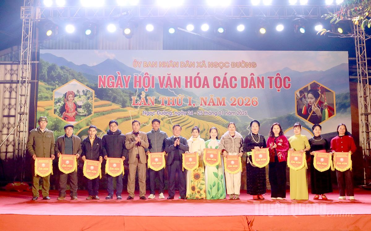 Lãnh đạo xã Ngọc Đường trao Cờ lưu niệm cho các đội thi.