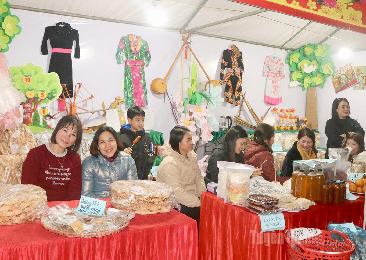 Gian hàng trưng bày, giới thiệu sản phẩm địa phương xã Ngọc Đường.