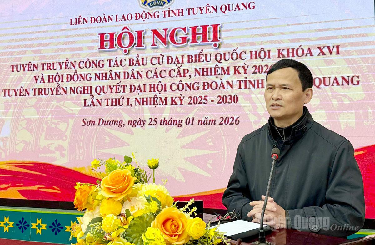 Đồng chí Triệu Tài Phong, Ủy viên BCH Đảng bộ tỉnh, Phó Chủ tịch Ủy ban MTTQ tỉnh, Chủ tịch Liên đoàn Lao động tỉnh tuyên truyền công tác bâu cử cho đoàn viên.