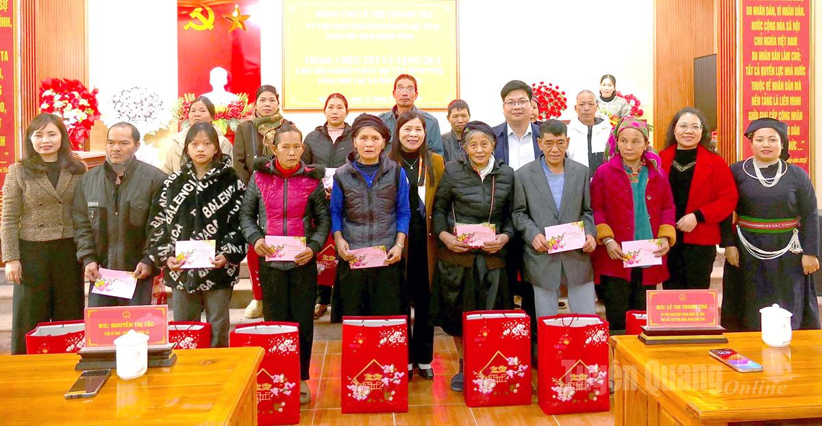 Đồng chí Lê Thị Thanh Trà, Phó Chủ tịch HĐND tỉnh tặng quà Tết cho các hộ nghèo, hộ có hoàn cảnh khó khăn xã Bằng Lang.