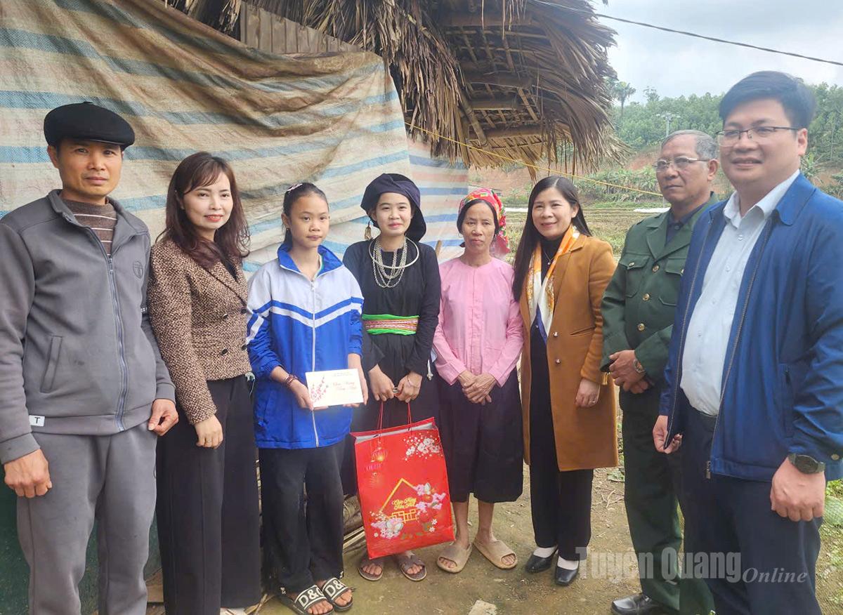 Đồng chí Lê Thị Thanh Trà, Phó Chủ tịch HĐND tỉnh thăm, tặng quà hộ gia đình ông Hoàng Văn Cương, thôn Thượng Bằng, xã Bằng Lang.