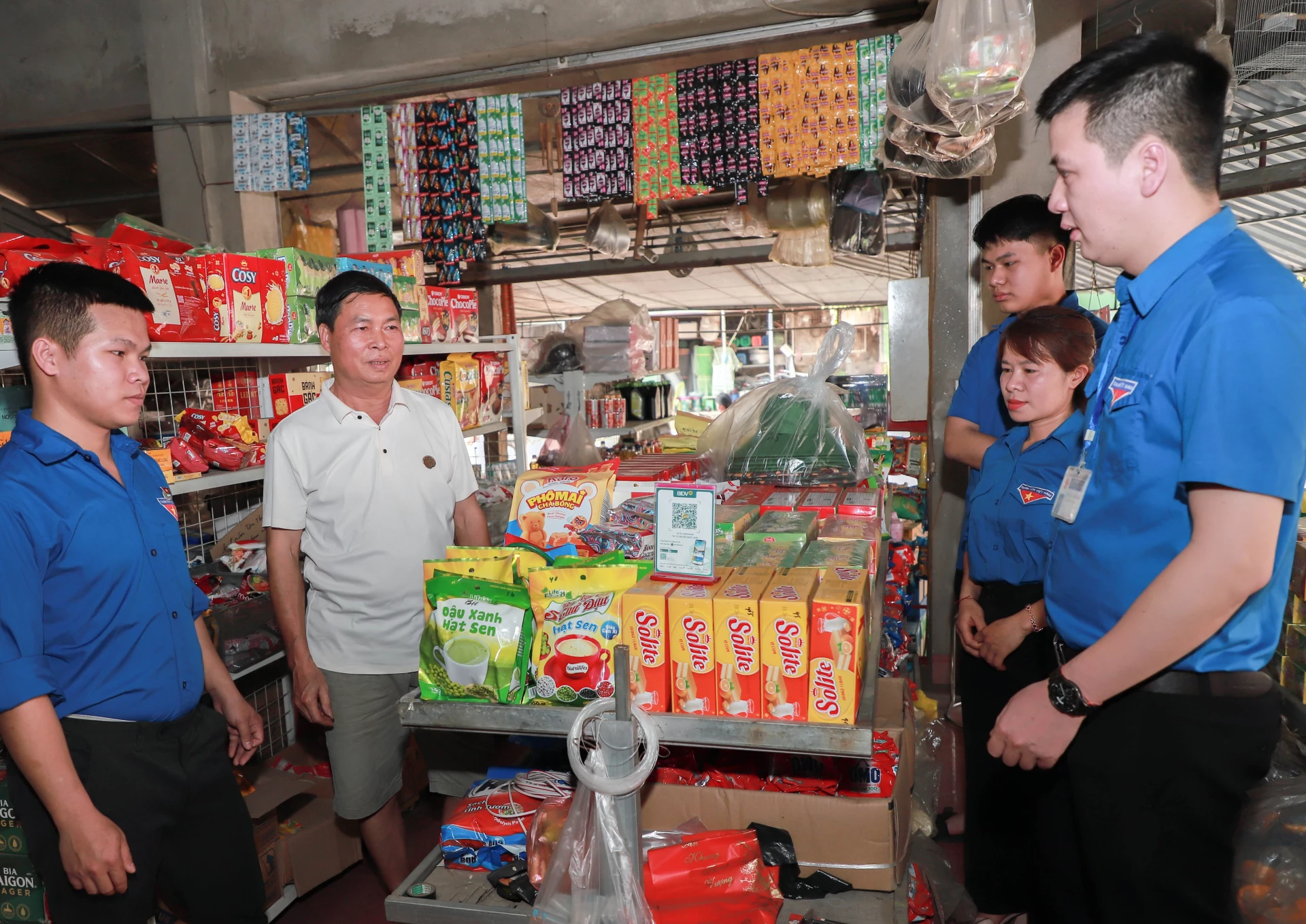 The Community Digital Technology Team of Minh Ngoc Commune guides local people in digital transformation.