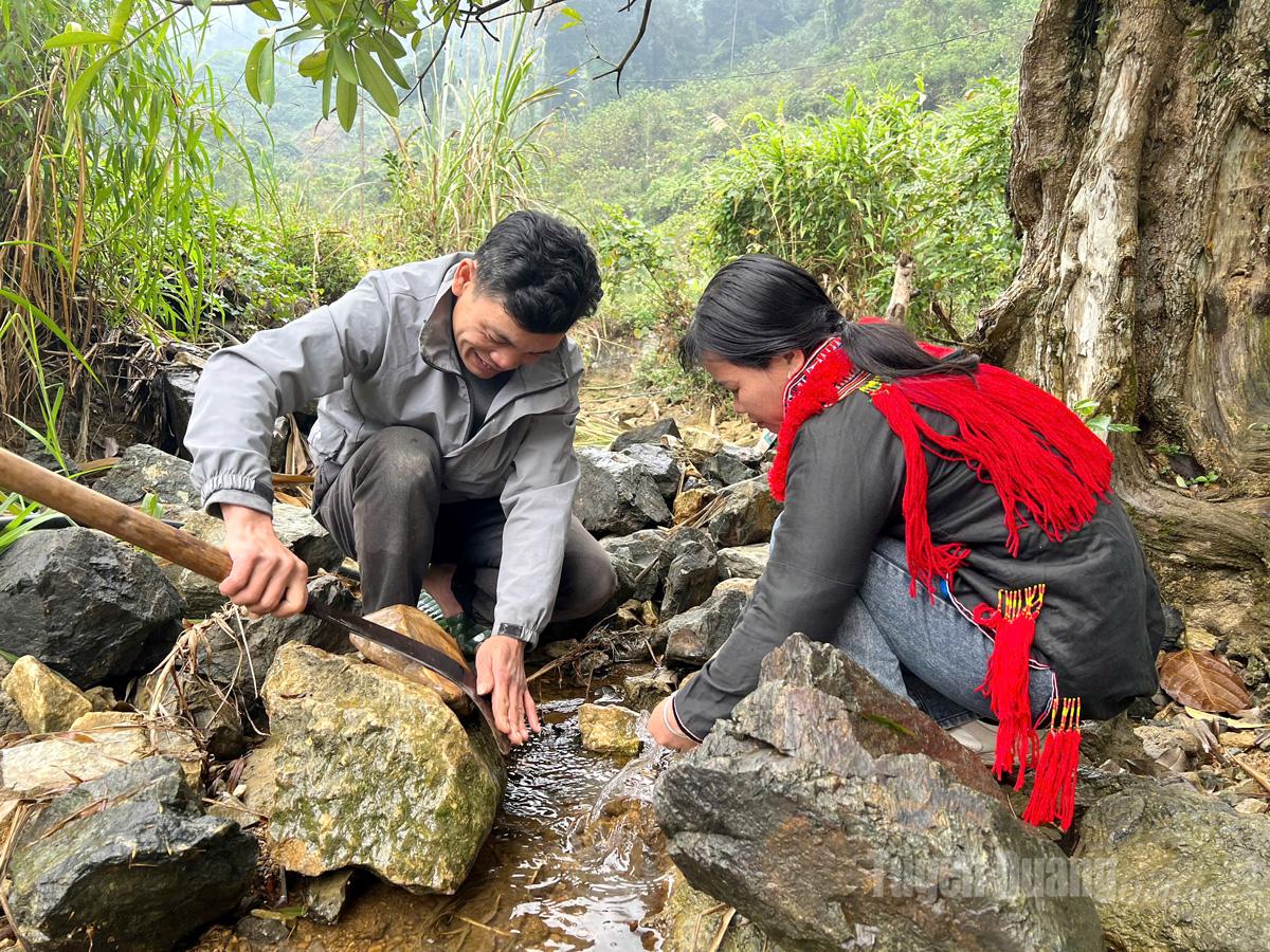 Đá mài Xít Xa Vợ chồng anh Trần Văn Xuân, Trưởng thôn Xít Xa, xã Bạch Xa kiểm tra độ sắc bén của đá mài trước khi mang về sử dụng.