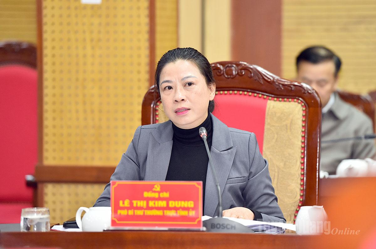Đồng chí Phó Bí thư Thường trực Tỉnh ủy Lê Thị Kim Dung phát biểu tại cuộc họp.