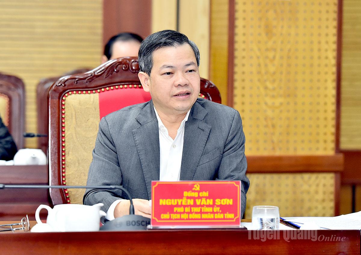 Đồng chí Phó Bí thư Tỉnh ủy, Chủ tịch HĐND tỉnh Nguyễn Văn Sơn phát biểu tại cuộc họp.