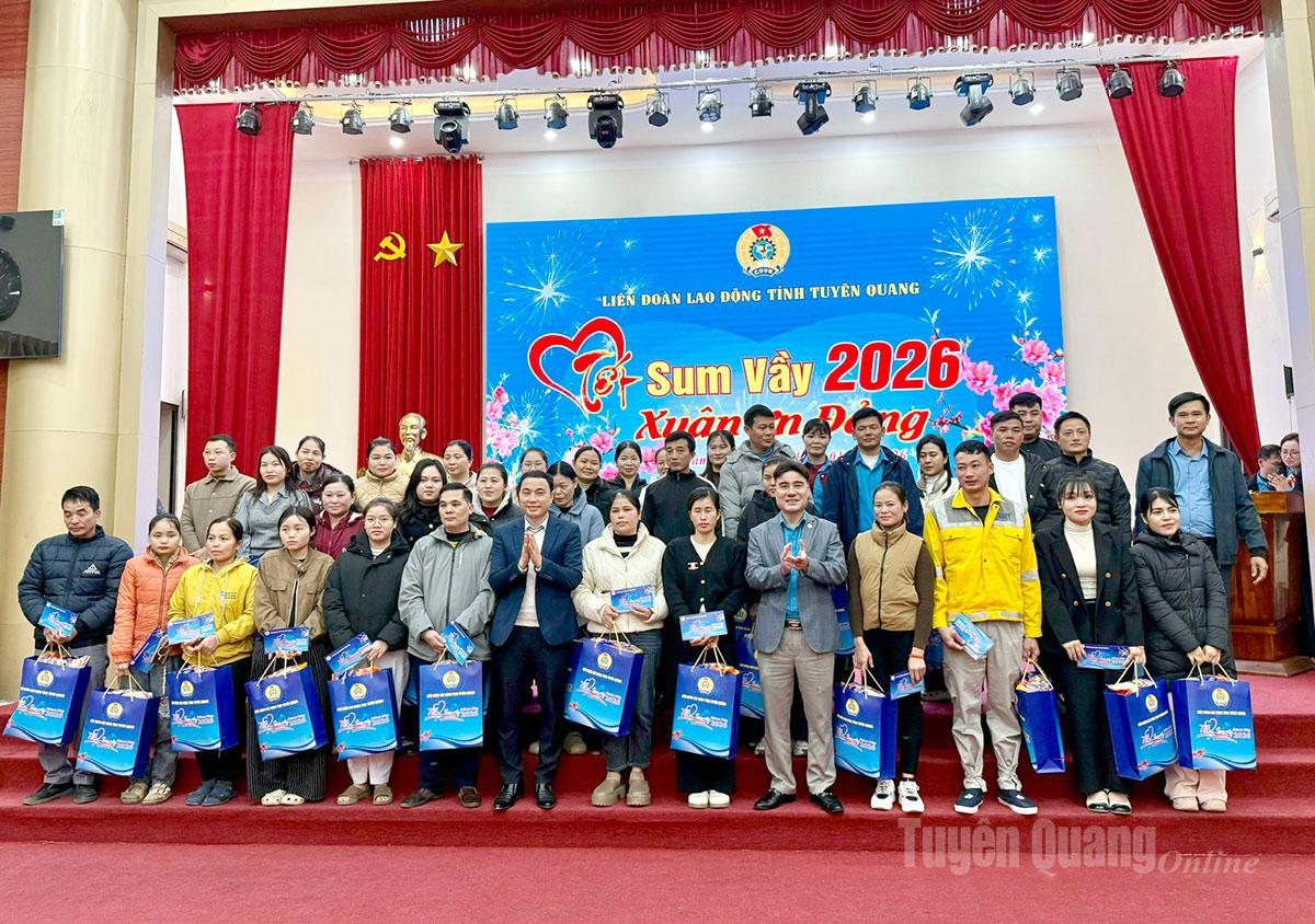 Các đại biểu tặng quà người lao động xã Hàm Yên.
