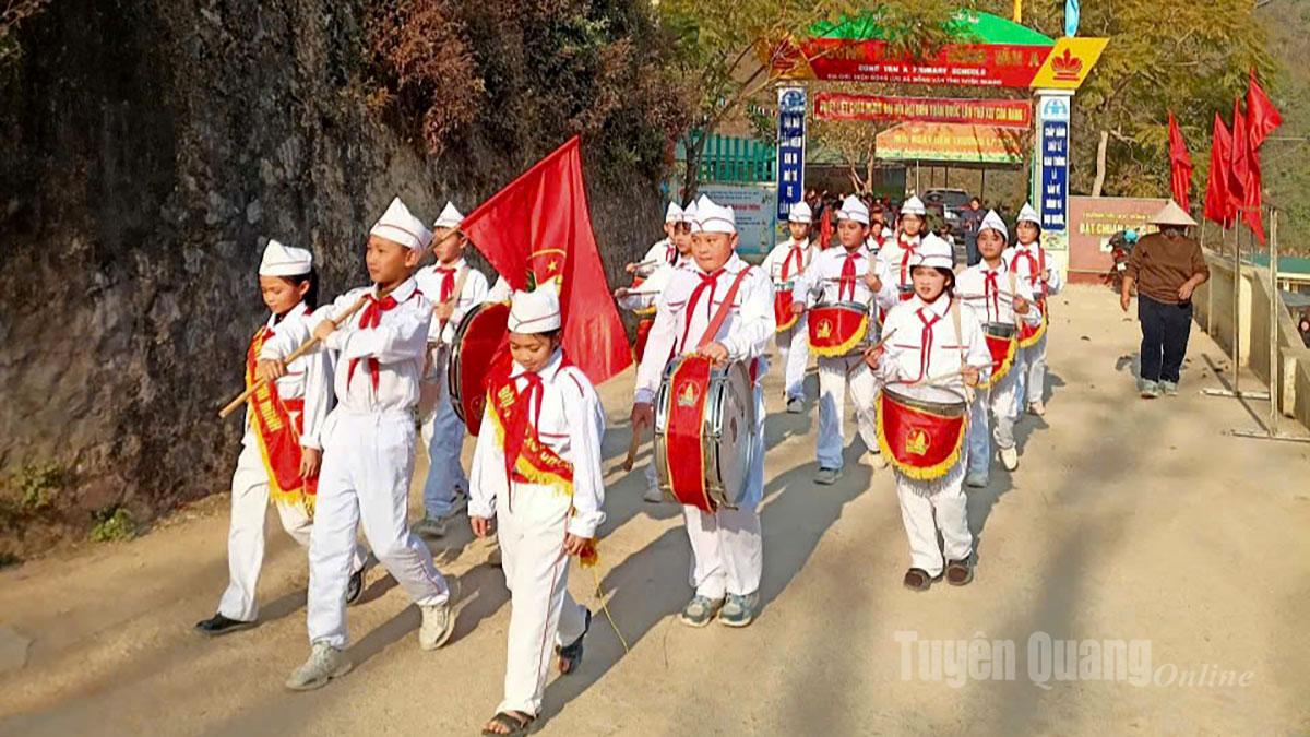 Học sinh trường Tiểu học Đồng Văn A, xã Đồng Văn diễu hành chào mừng ngày bầu cử.
