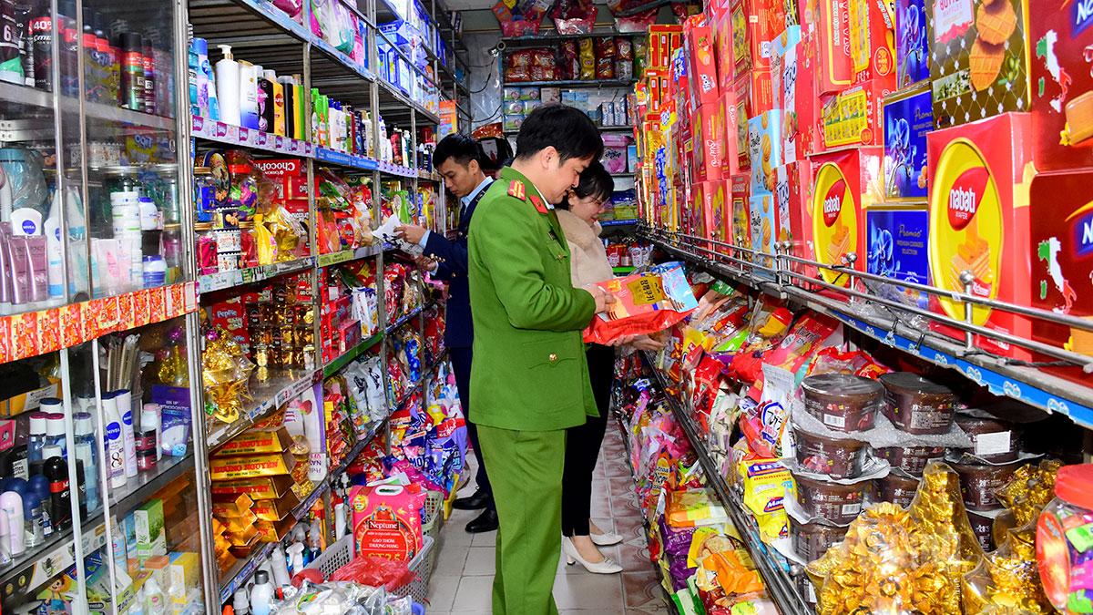 Đoàn kiểm tra liên ngành kiểm tra các mặt hàng kinh doanh trên địa bàn phường Minh Xuân.