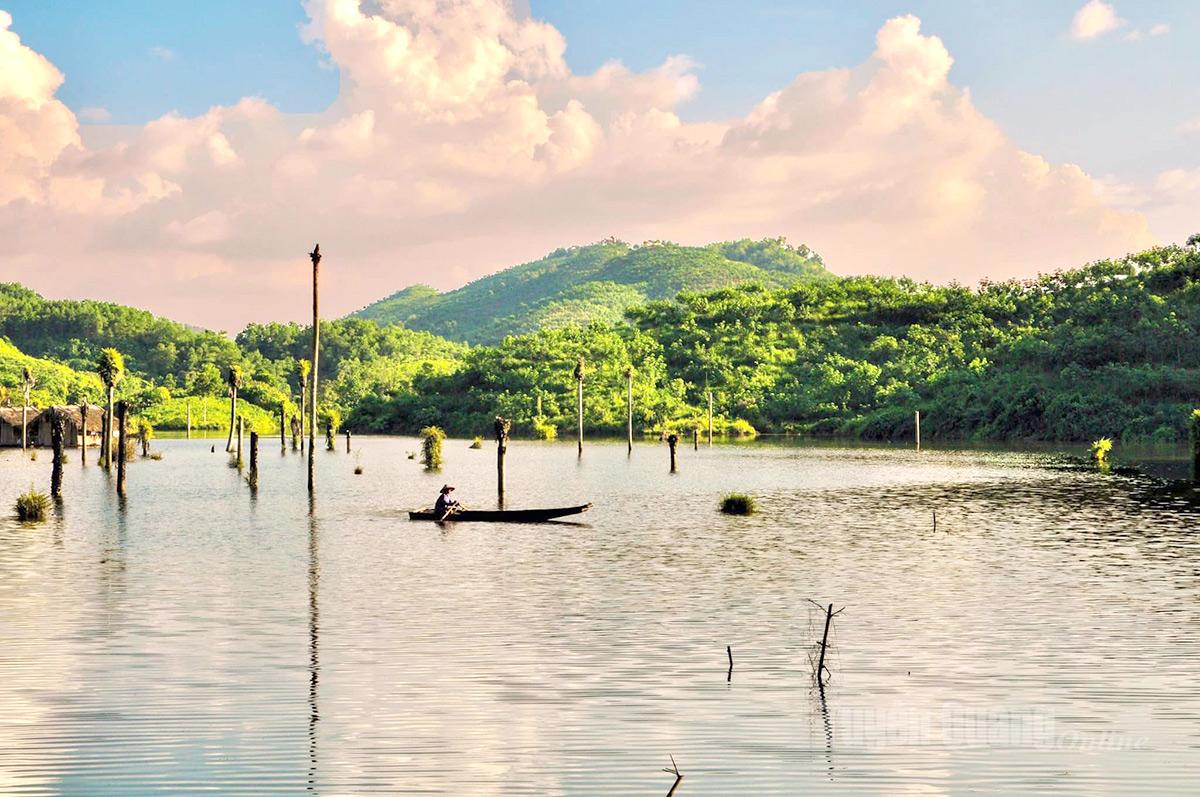 Bình yên trên hồ Thủy Lâm, xã Linh Hồ