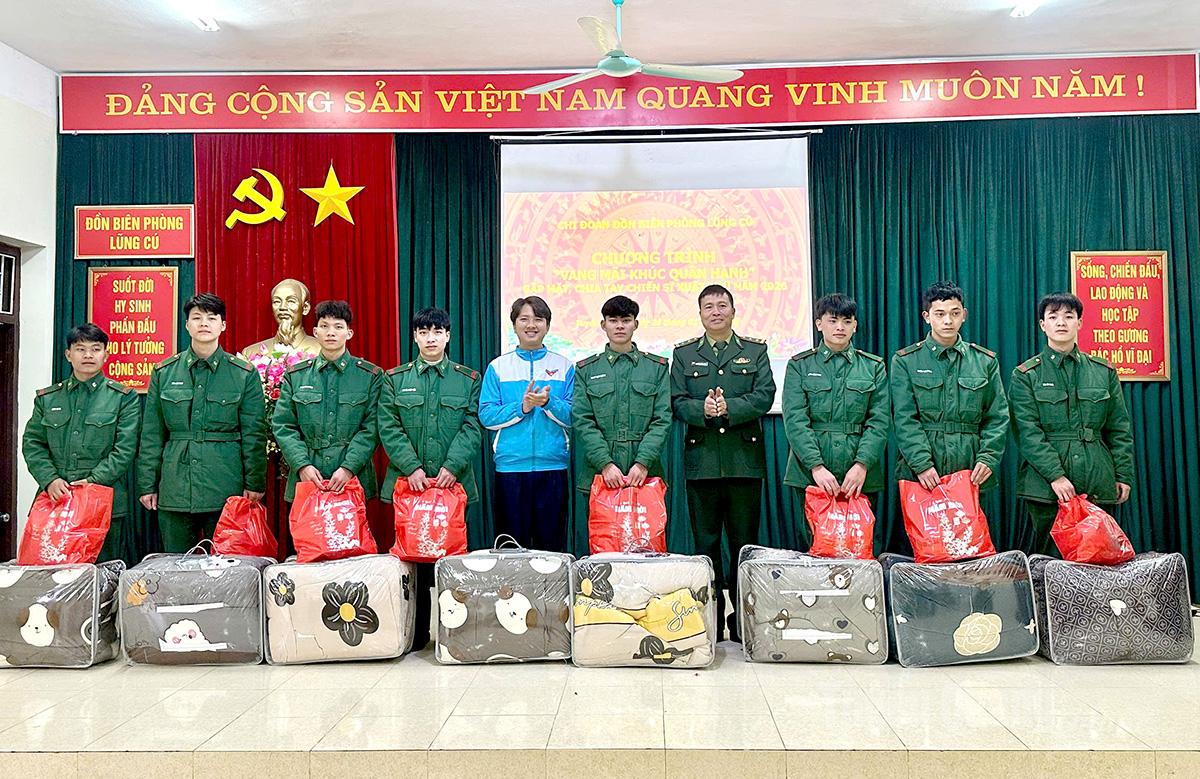 Trung tá Nguyễn Xuân Hưng, Bí thư Đảng uỷ, Chính trị viên Ban Chỉ huy Đồn Biên phòng Lũng Cú tặng quà cho các chiến sĩ xuất ngũ năm 2026.