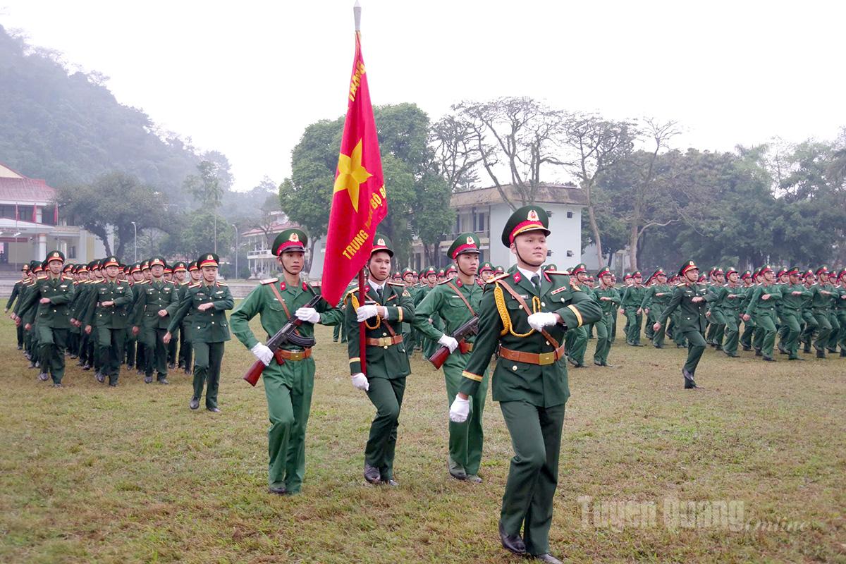 Đội hình danh dự mang Quân kỳ Quyết thắng diễu hành trong Lễ tiễn quân nhân xuất ngũ.