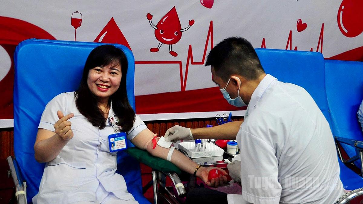 Bác sĩ Bệnh viện Đa khoa tỉnh tham gia hiến máu tại điểm hiến máu cố định.