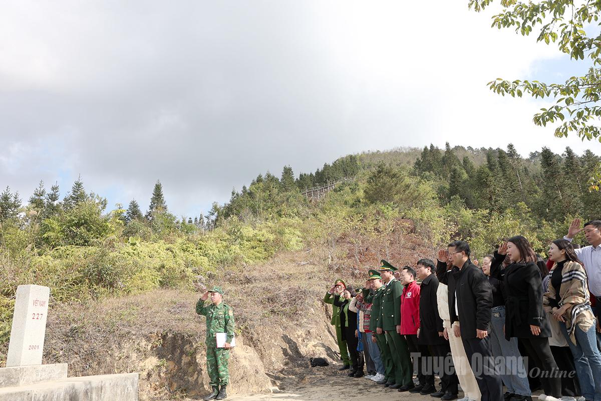 Đại biểu thực hiện nghi thức Chào cờ, hát Quốc ca tại cột mốc 227, thôn Hoàng Lao Chải, xã Thàng Tín.