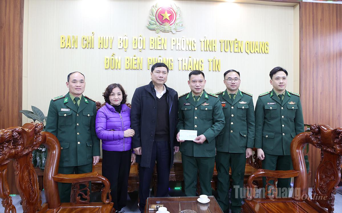 Đồng chí Phùng Tiến Quân, Ủy viên Ban Thường vụ Tỉnh ủy, Trưởng ban Nội chính Tỉnh ủy tặng quà Đồn Biên phòng Thàng Tín.