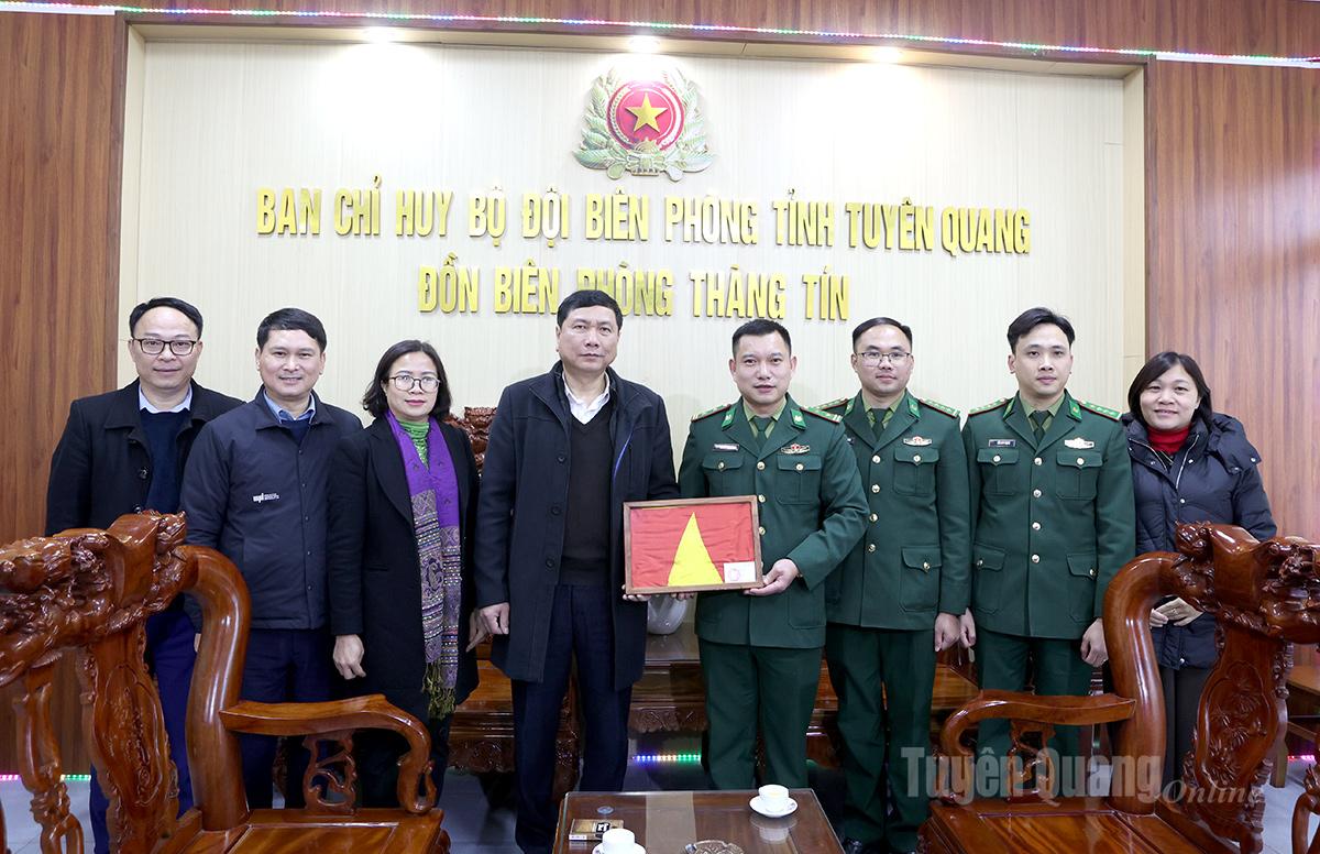 Đồn Biên phòng Thàng Tín tặng quà đoàn công tác Ban Nội chính Tỉnh ủy.