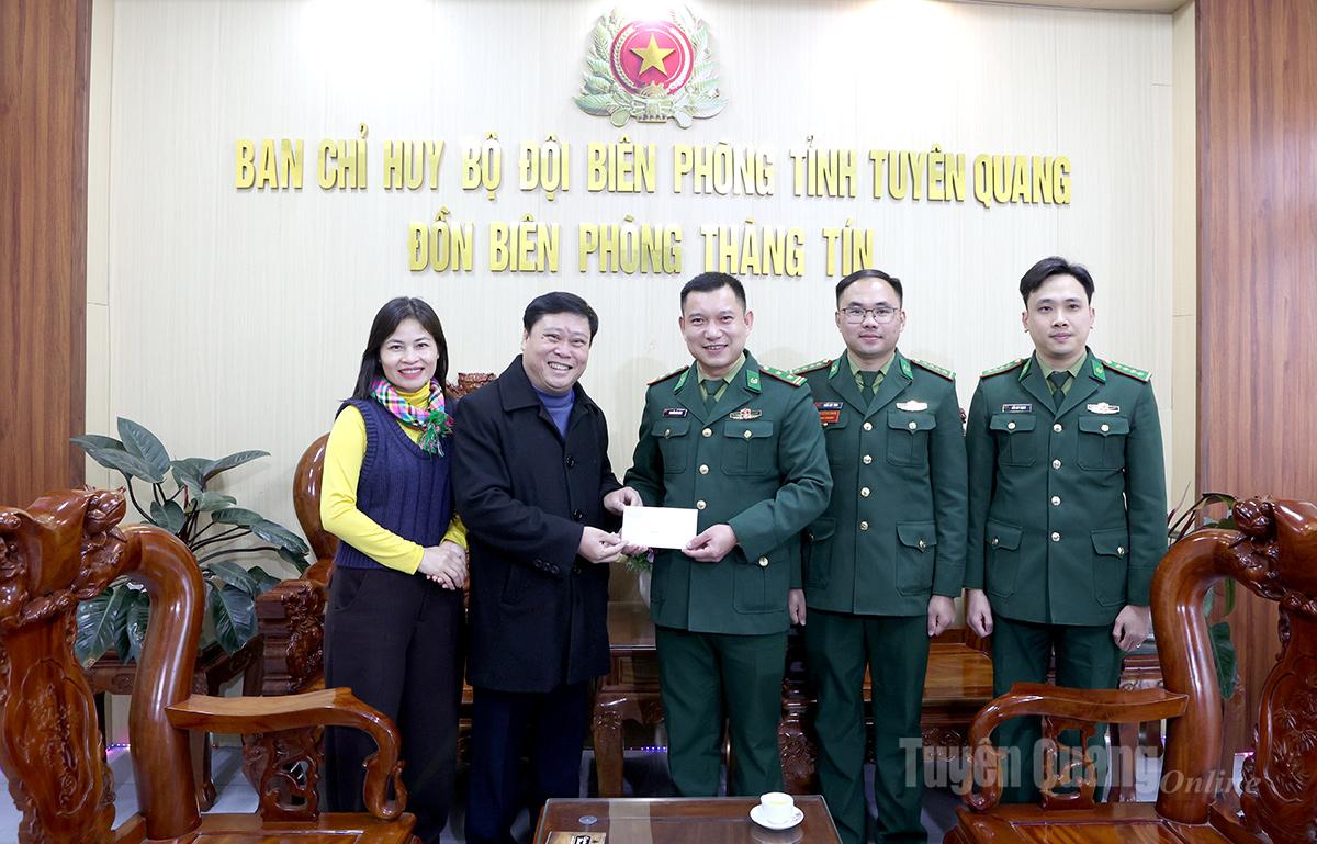 Đồng chí Mai Đức Thông, Ủy viên BCH Đảng bộ tỉnh, Giám đốc Báo và phát thanh, truyền hình Tuyên Quang tặng quà Đồn Biên phòng Thàng Tín.