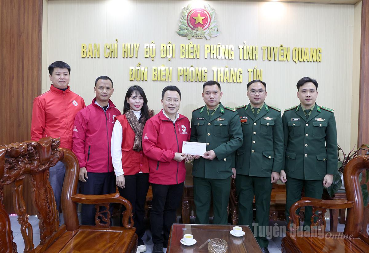  Lãnh đạo Hội Chữ thập đỏ tỉnh tặng quà Đồn Biên phòng Thàng Tín.

