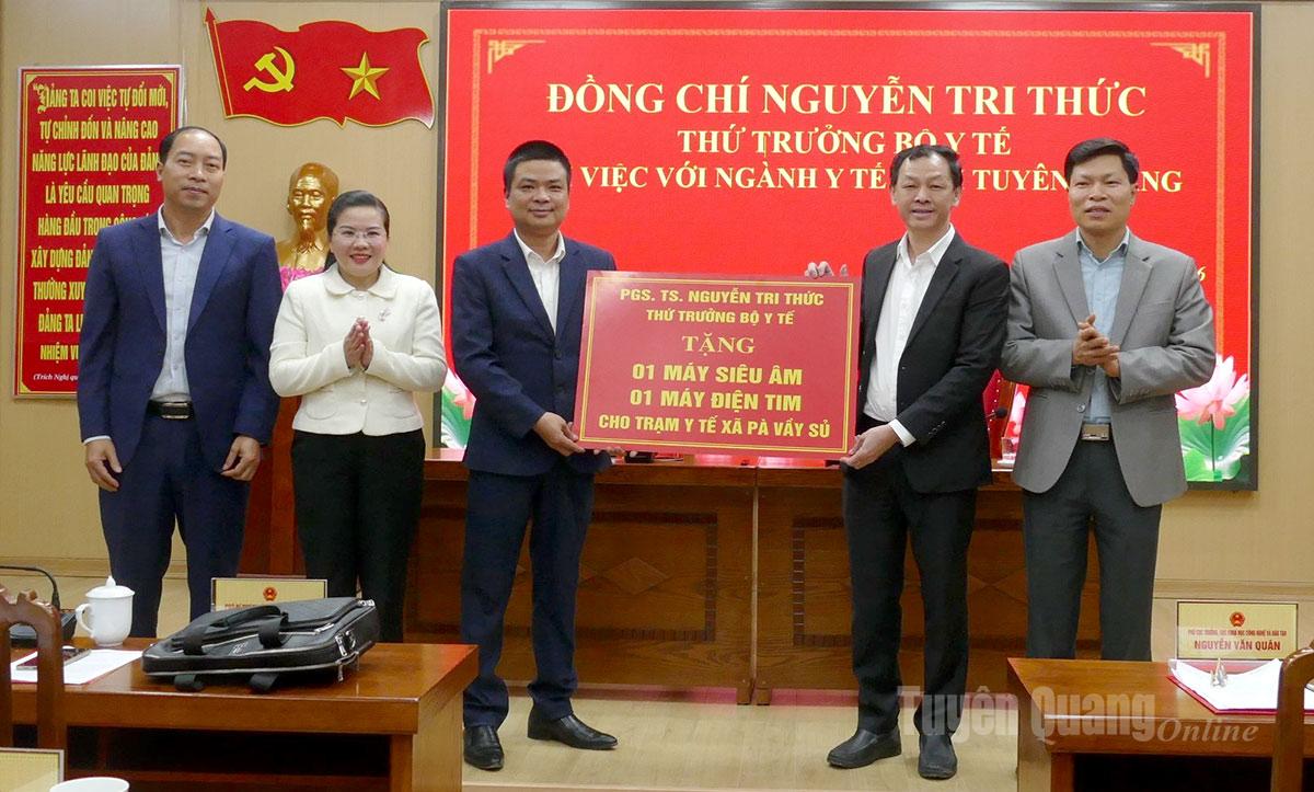 PGS.TS Nguyễn Tri Thức, Thứ trưởng Bộ Y tặng trang, thiết bị y tế cho Trạm Y tế xã Pà Vầy Sủ