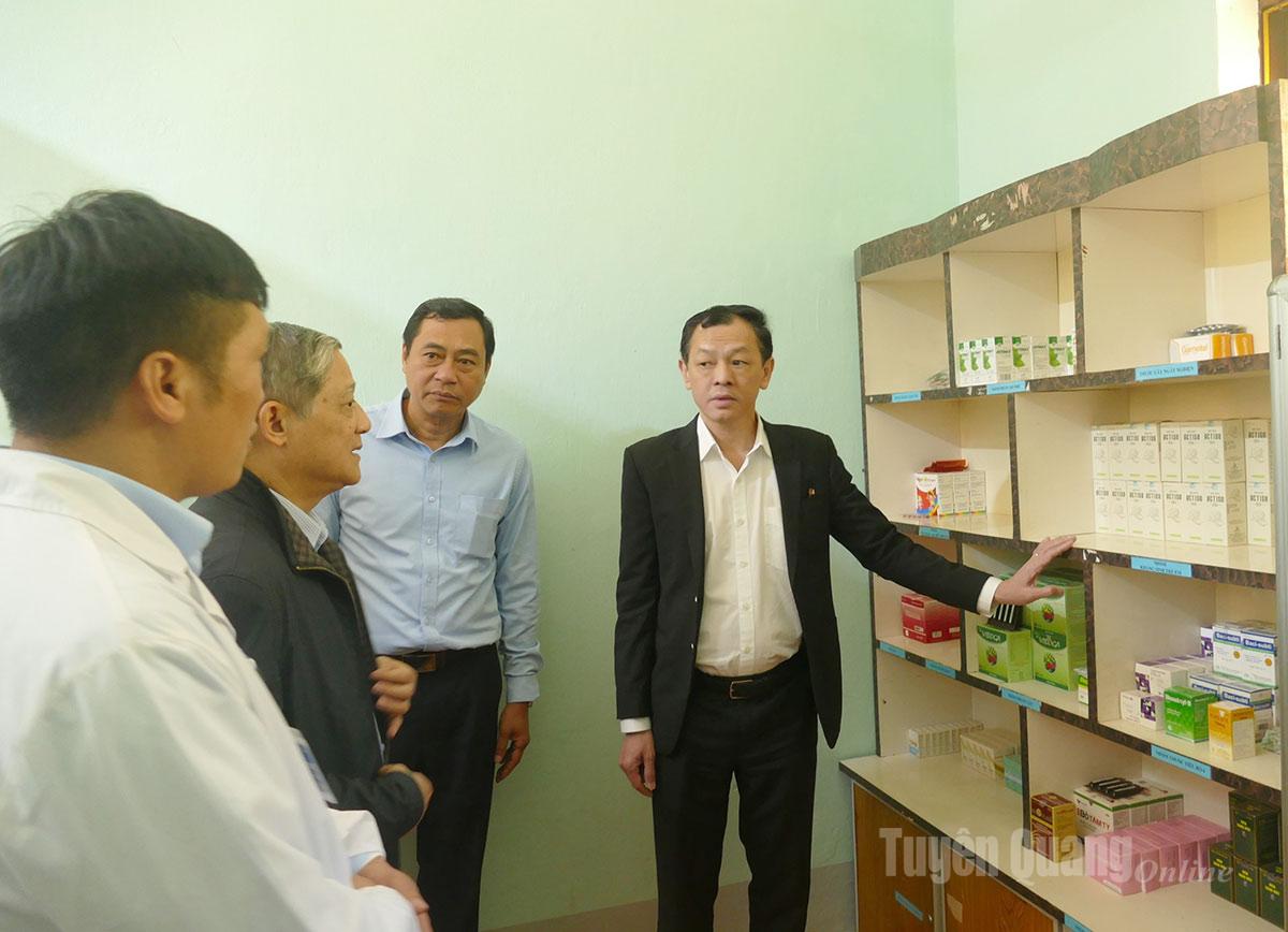 Đoàn công tác kiểm tra tủ thuốc tại điểm trạm Bản Ngò, Trạm Y tế xã Pà Vầy Sủ