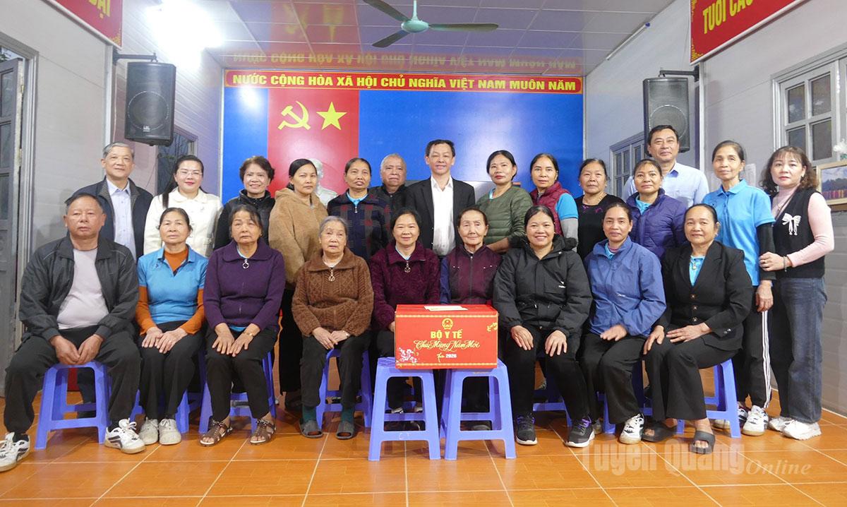 PGS.TS Nguyễn Tri Thức, Thứ trưởng Bộ Y thăm, tặng quà Hội Người cao tuổi xã Pà Vầy Sủ