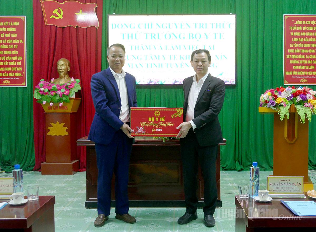 PGS.TS Nguyễn Tri Thức, Thứ trưởng Bộ Y thăm, tặng quà Trung tâm Y tế khu vực Xín Mần