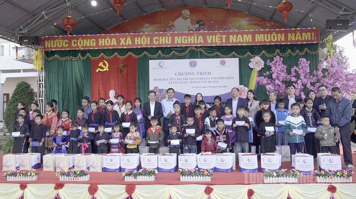 Đoàn công tác của Bộ Y tế tặng quà học sinh có hoàn cảnh khó khăn xã Pà Vầy Sủ