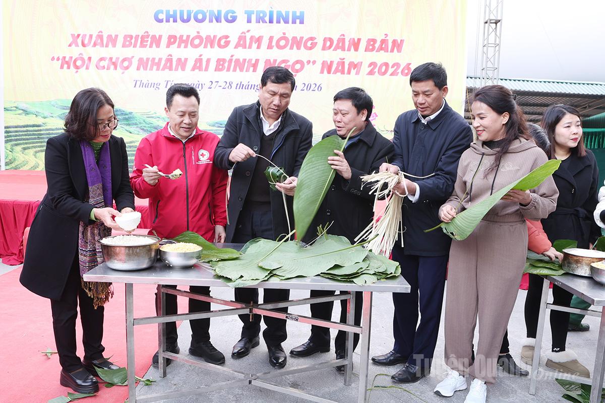 Đại biểu tham gia hoạt động “Bánh chưng xanh - Tết sum vầy”.