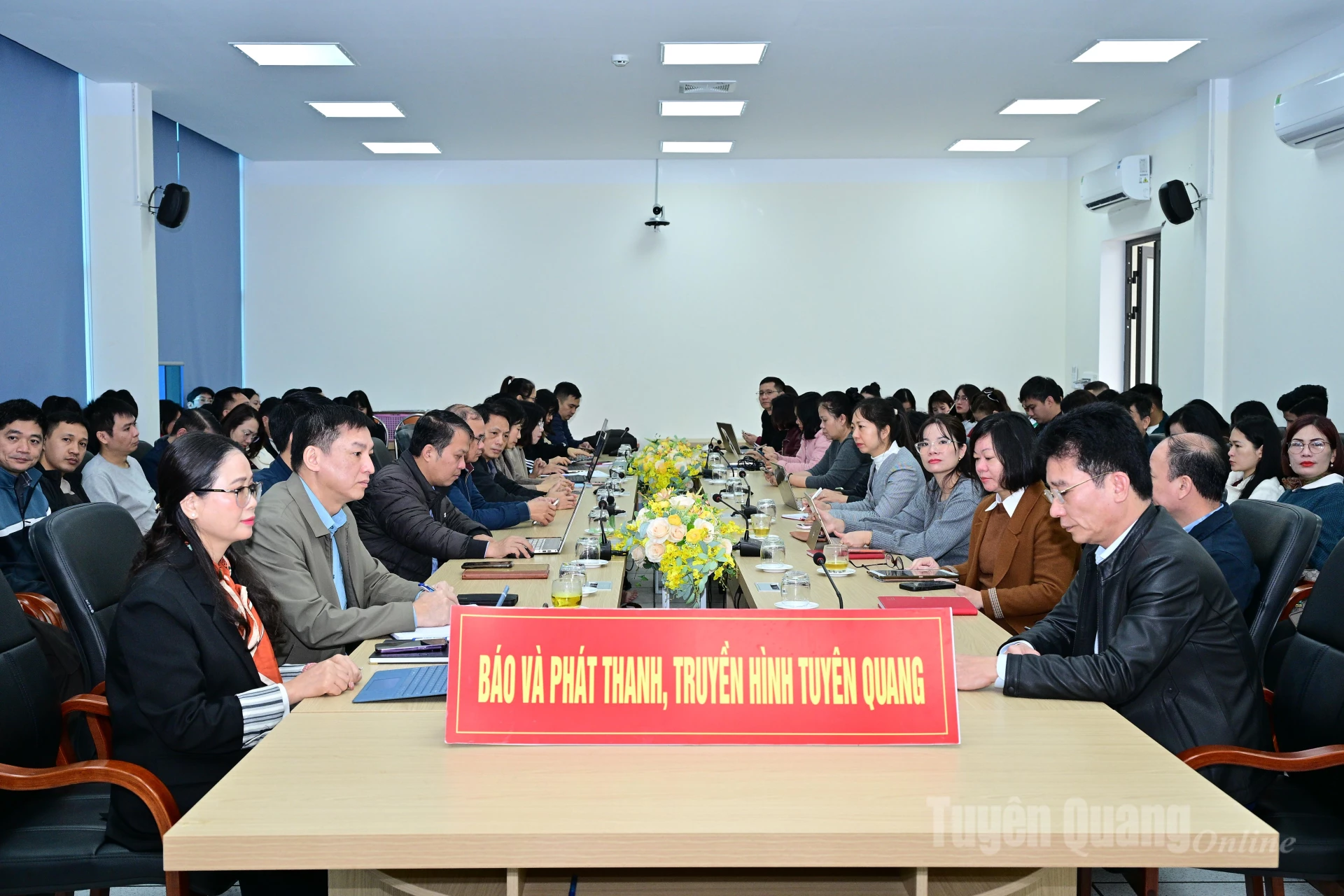 Các đại biểu dự ở điểm cầu Báo và phát thanh, truyền hình Tuyên Quang cơ sở 1.