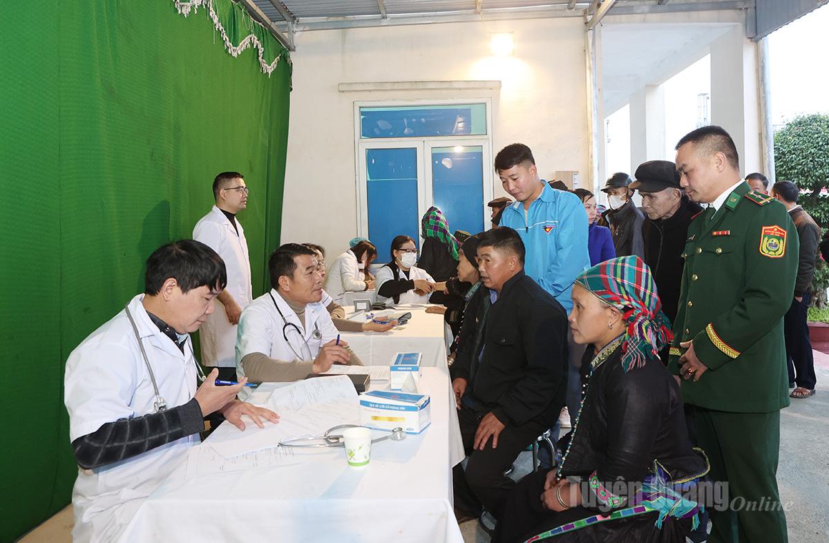 Các y bác sĩ khám bệnh, tư vấn sức khỏe và cấp phát thuốc miễn phí cho người dân.